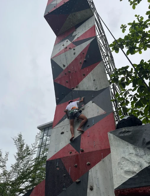 Dokumentasi kegiatan Fun Run and Climb × Eigerian yang menggabungkan aktivitas lari dan wall climbing sebagai sarana membangun kebugaran, semangat kebersamaan, dan kolaborasi antar komunitas.