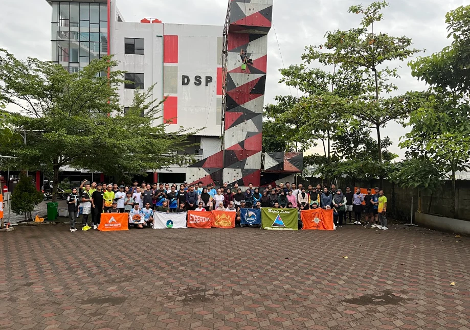 Dokumentasi kegiatan Fun Run and Climb × Eigerian yang menggabungkan aktivitas lari dan wall climbing sebagai sarana membangun kebugaran, semangat kebersamaan, dan kolaborasi antar komunitas.
