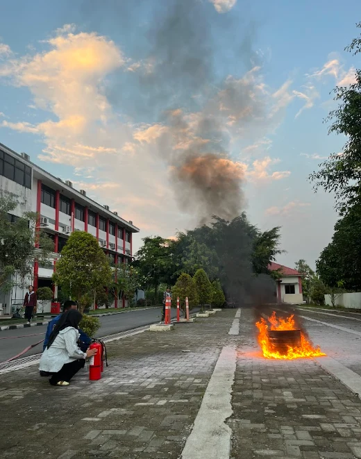 kegiatan Pelatihan APAR bekerja sama dengan Dinas Pemadam Kebakaran (Damkar). Kegiatan ini terbuka bagi seluruh mahasiswa Telkom University Purwokerto sebagai upaya meningkatkan pengetahuan dan keterampilan dasar dalam penanggulangan kebakaran.