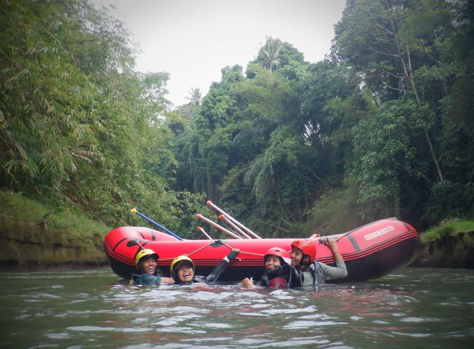 Latihan Rafting WAPALA bersama Mapala Silvagama di Sungai Elo dengan dua kali pengarungan sebagai upaya meningkatkan keterampilan, koordinasi tim, dan pengalaman dalam kegiatan arung jeram.