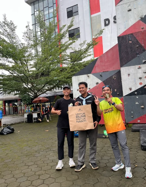 Dokumentasi kegiatan Fun Run and Climb × Eigerian yang menggabungkan aktivitas lari dan wall climbing sebagai sarana membangun kebugaran, semangat kebersamaan, dan kolaborasi antar komunitas.