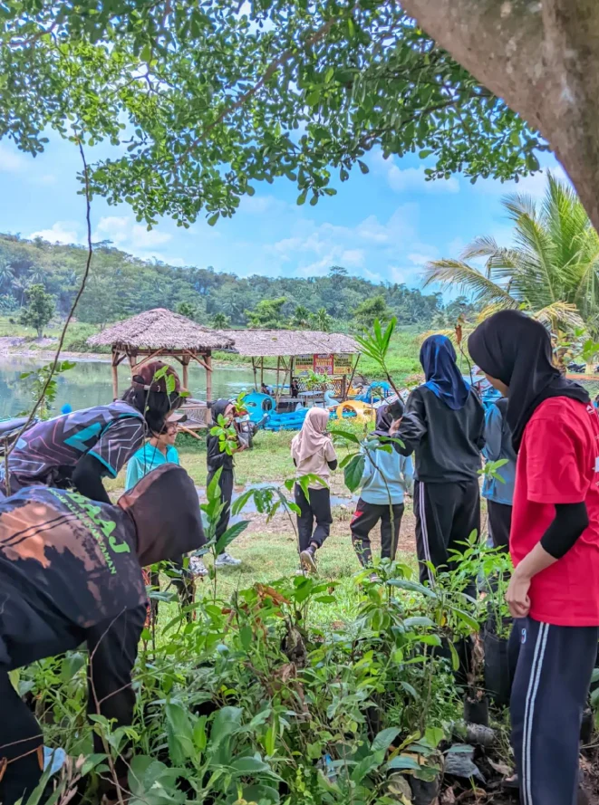 Dokumentasi giat penanaman bersama calon anggota wapala XX