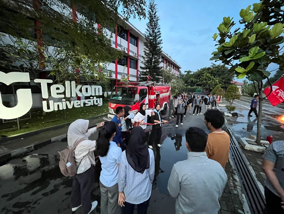 kegiatan Pelatihan APAR bekerja sama dengan Dinas Pemadam Kebakaran (Damkar). Kegiatan ini terbuka bagi seluruh mahasiswa Telkom University Purwokerto sebagai upaya meningkatkan pengetahuan dan keterampilan dasar dalam penanggulangan kebakaran.