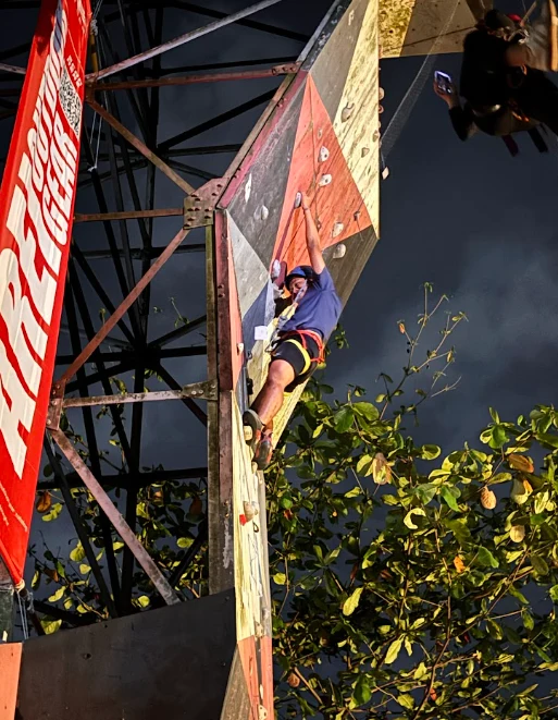 Kegiatan Fun Climbing Berhadiah dalam rangka HUT WAPALA XXI. Melalui kegiatan ini, peserta diajak merasakan pengalaman panjat tebing sekaligus menikmati berbagai hadiah menarik.