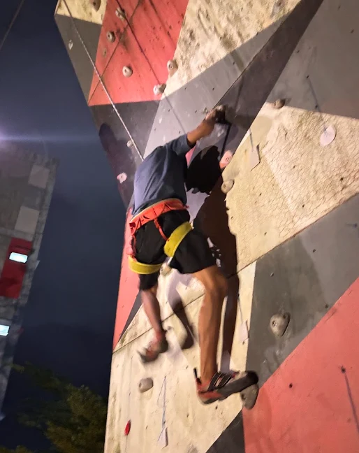 Kegiatan latihan rutin wall climbing dan SRT(Single Rope Technique) yang dilakukan setiap hari Rabu.