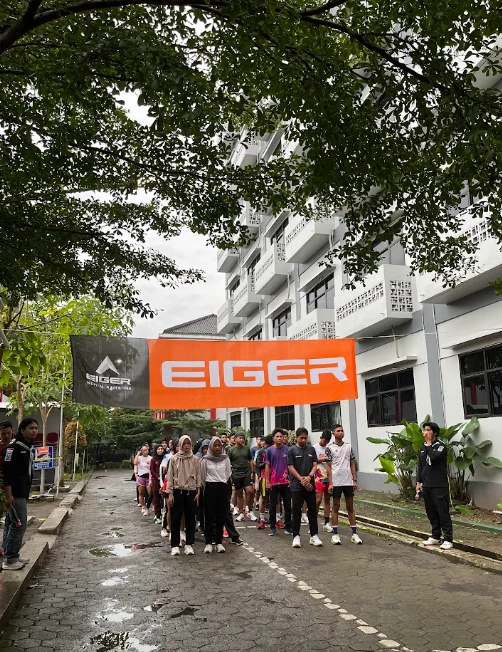 Dokumentasi kegiatan Fun Run and Climb × Eigerian yang menggabungkan aktivitas lari dan wall climbing sebagai sarana membangun kebugaran, semangat kebersamaan, dan kolaborasi antar komunitas.