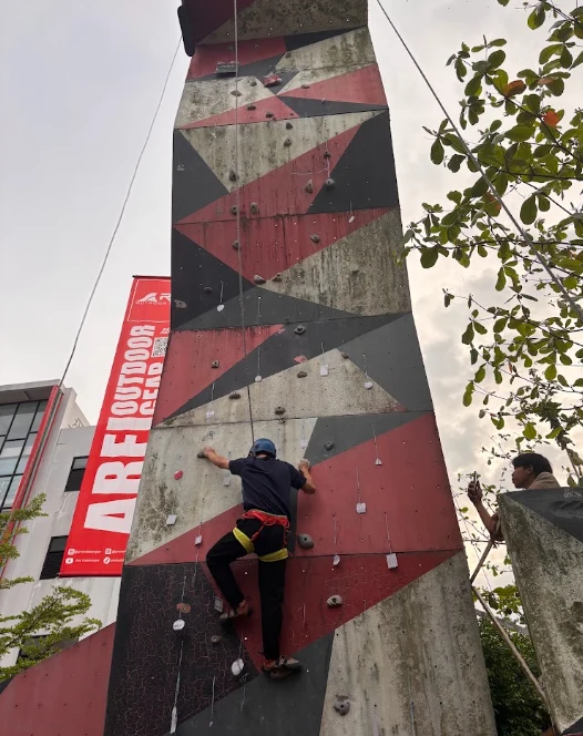 Kegiatan Fun Climbing Berhadiah dalam rangka HUT WAPALA XXI. Melalui kegiatan ini, peserta diajak merasakan pengalaman panjat tebing sekaligus menikmati berbagai hadiah menarik.