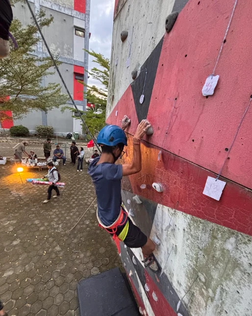 Kegiatan Fun Climbing Berhadiah dalam rangka HUT WAPALA XXI. Melalui kegiatan ini, peserta diajak merasakan pengalaman panjat tebing sekaligus menikmati berbagai hadiah menarik.