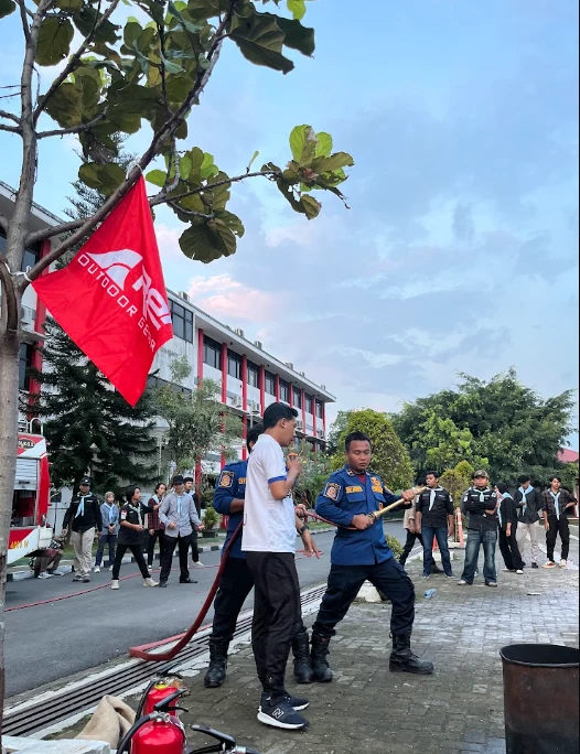 kegiatan Pelatihan APAR bekerja sama dengan Dinas Pemadam Kebakaran (Damkar). Kegiatan ini terbuka bagi seluruh mahasiswa Telkom University Purwokerto sebagai upaya meningkatkan pengetahuan dan keterampilan dasar dalam penanggulangan kebakaran.