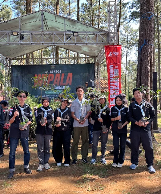 Kegiatan penanaman pohon yang diadakan oleh Wipala dalam rangka peringatan HUT ke-33.